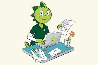 Illustration des Drachenkindes Jolinchen, das mit einem Laptop am Schreibtisch sitzt und Lesendenbriefe erhält.