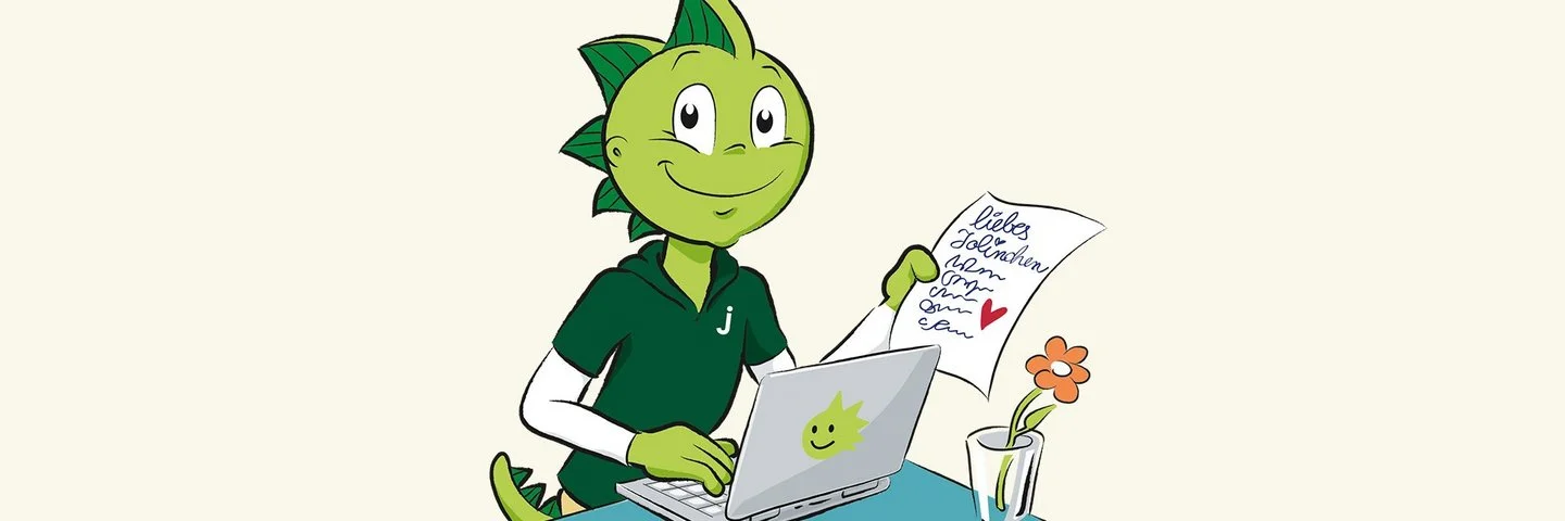 Illustration des Drachenkindes Jolinchen, das mit einem Laptop am Schreibtisch sitzt und Lesendenbriefe erhält.