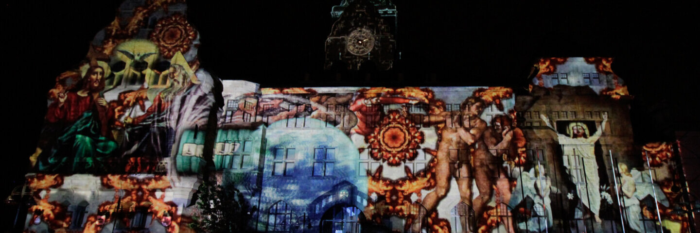 Nach dem Motto "Recklinghausen leuchtet" wird das Rathaus der Stadt farbig angestrahlt.