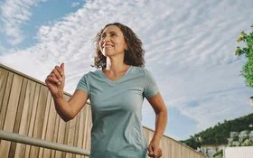 Frau im mittleren Alter beim Walking im Freien.