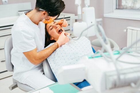 Eine Patientin bei der professionellen Zahnreinigung.