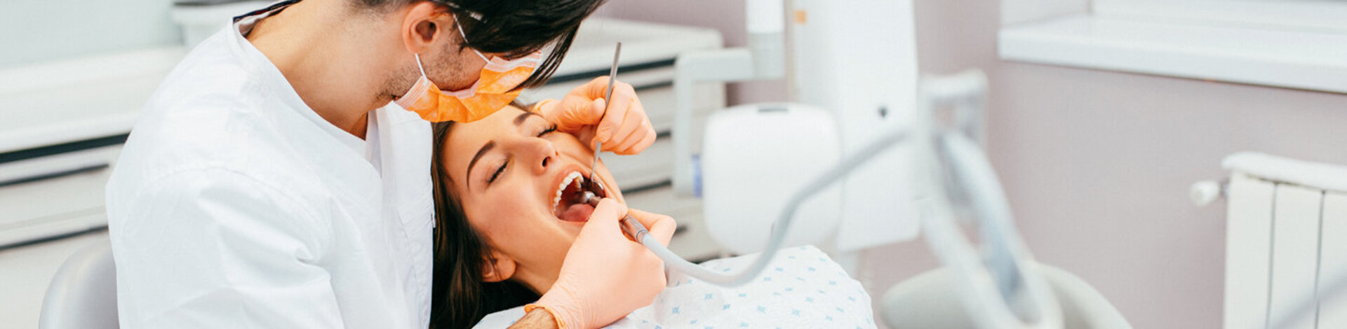 Eine Patientin bei der professionellen Zahnreinigung.