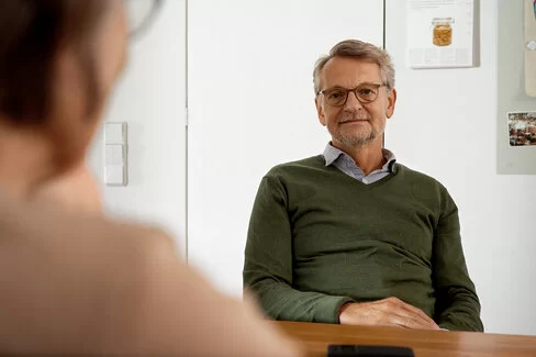 Ein Mann im Gespräch mit seinem Arzt. Organspenden retten Leben. Versicherte sollten sich vorab gründlich informieren.