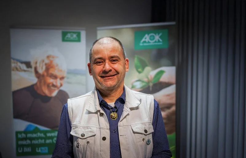  Porträt von Silvio Zschaage, Preisträger des Empathie-Awards Pflege, Wohnbereichsleiter der Evangelischen Altenhilfe Gesundbrunnen in Zierenberg.