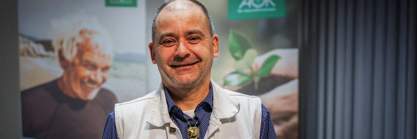  Porträt von Silvio Zschaage, Preisträger des Empathie-Awards Pflege, Wohnbereichsleiter der Evangelischen Altenhilfe Gesundbrunnen in Zierenberg.