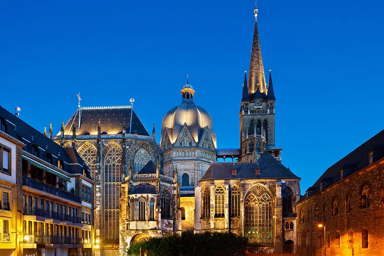 Aachener Dom in der Nacht.