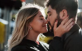  Glückliche Beziehung: Ein Liebespaar berührt sich mit der Nase.
