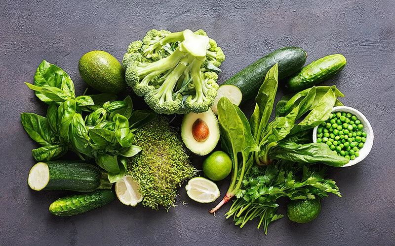 Eine Auswahl an grünem Gemüse, der richtigen Ernährung bei Arthrose: Der Verzehr von Spinat, Brokkoli und Mangold und eine mediterrane Kost kann die Schmerzen lindern.