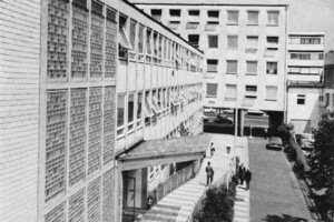 Man sieht ein schwarz-weiß Foto von dem Ambulatorium in der Müllerstraße aus dem Jahr 1961.