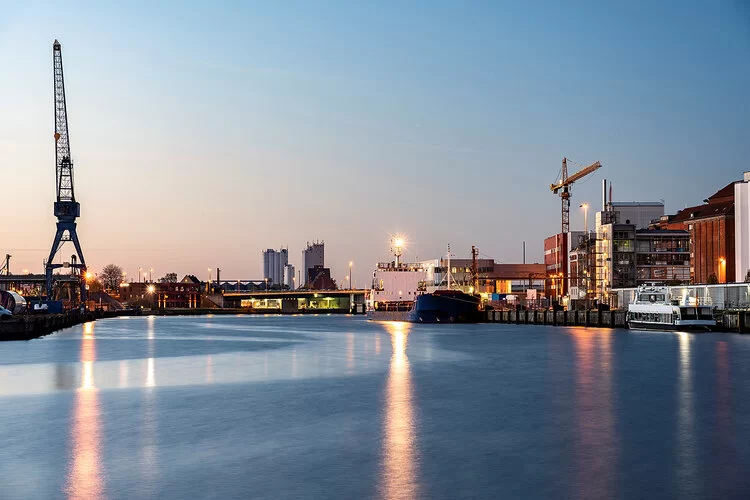 Blick auf die Trave in Lübeck in der Abenddämmerung.