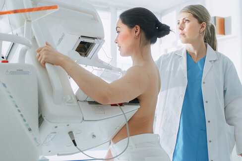 Eine Ärztin untersucht die Brust einer Patientin mit der Mammographie. Heute gibt es zahlreiche Möglichkeiten der Behandlung.