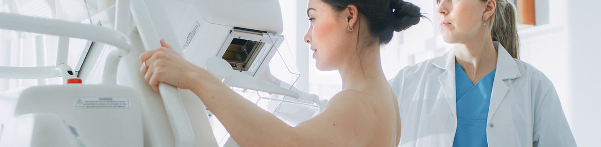 Eine Ärztin untersucht die Brust einer Patientin mit der Mammographie. Heute gibt es zahlreiche Möglichkeiten der Behandlung. 