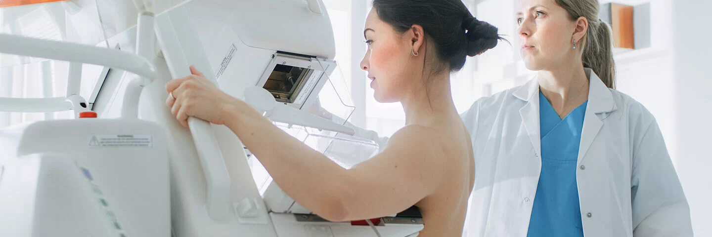 Eine Ärztin untersucht die Brust einer Patientin mit der Mammographie. Heute gibt es zahlreiche Möglichkeiten der Behandlung. 