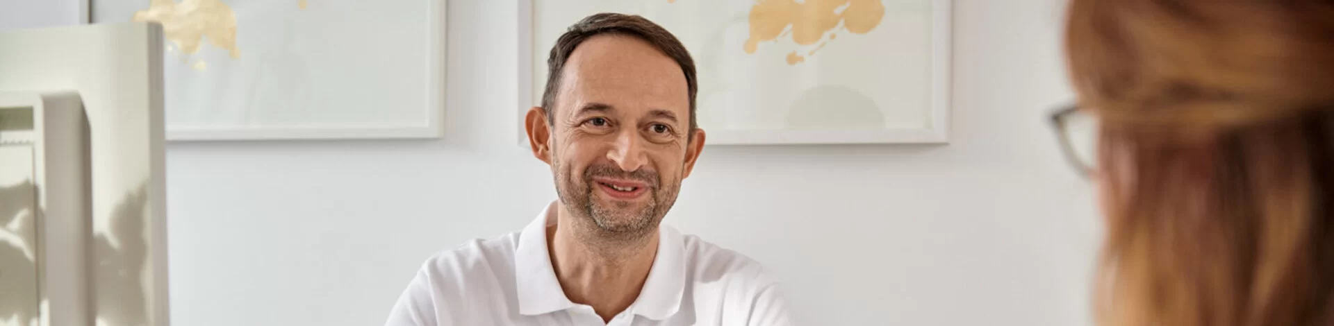 Ein Arzt spricht mit einer Patientin. Bei manchen Diagnosen ist es sinnvoll, eine Zweitmeinung einzuholen.