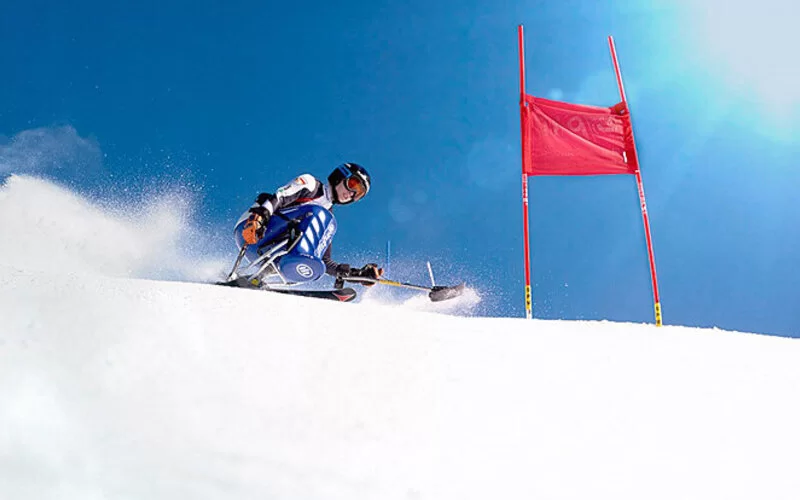 Anna Schaffelhuber auf einem Monoskibob auf der Skipiste.