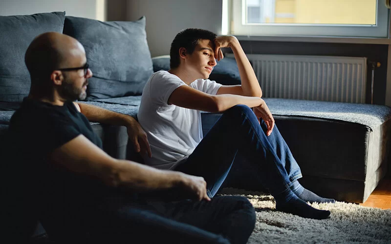 Sohn, der beim Binge-Drinking erwischt wurde, hat ein klärendes Gespräch mit seinem Vater.