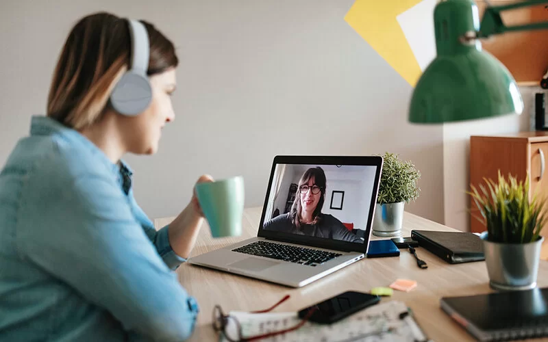 Zwei junge Frauen führen eine Fernbeziehung und sprechen via Videotelefonie miteinander.