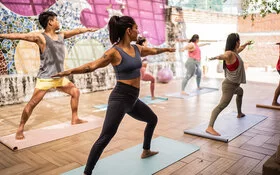 Eine Gruppe macht Yoga bei einem Retreat-Urlaub.