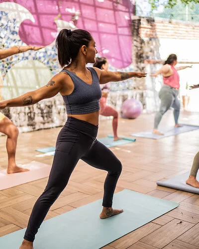 Eine Gruppe macht Yoga bei einem Retreat-Urlaub.