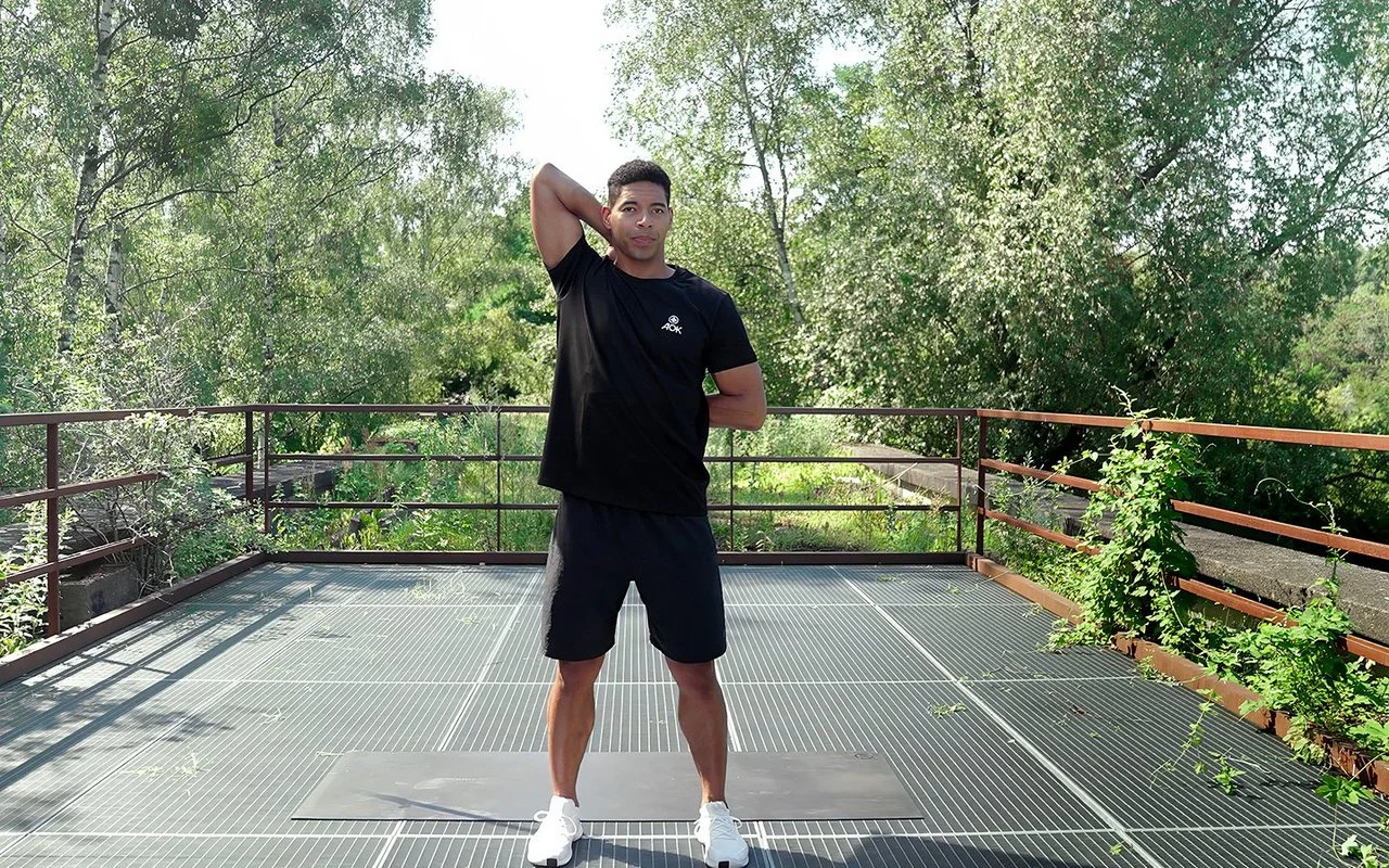 Physiotherapeut und Rückencoach Patricio Escher zeigt eine Übung für die Beweglichkeit der Brustwirbelsäule.