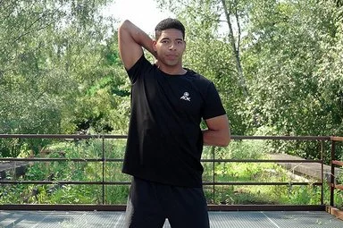 Physiotherapeut und Rückencoach Patricio Escher zeigt eine Übung für die Beweglichkeit der Brustwirbelsäule.