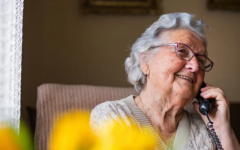 Seniorin ist einsam und findet Hilfe sowie ein offenes Ohr über ein Sorgentelefon.