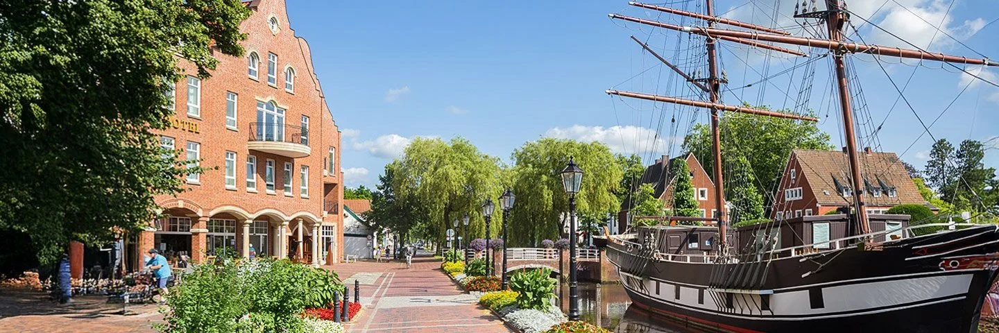 Blumen vor dem historischen Schiff in Papenburg.