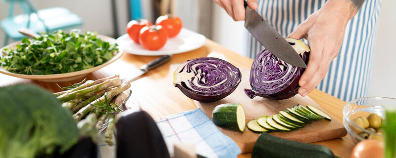 Rotkohl und Zucchini werden geschnitten, sie enthalten wertvolle Bitterstoffe.