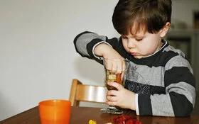 Ein Kind isst ein Vitamingummibärchen.