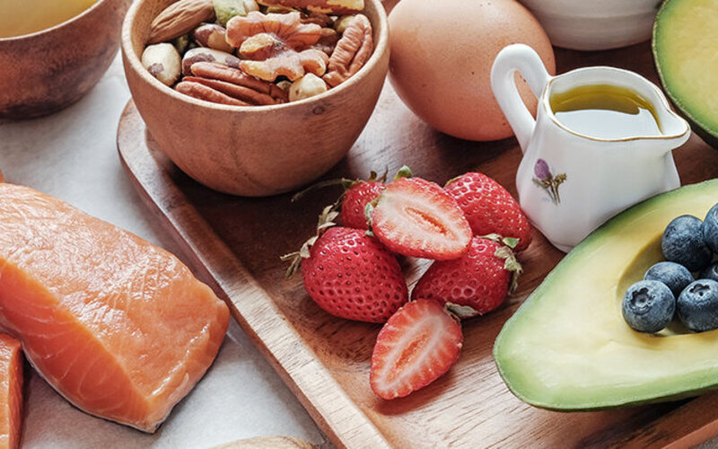 Lachs, Avocado und Nüsse gehören als Zutaten zur Atkins-Diät - hier auf einem Tablett serviert.