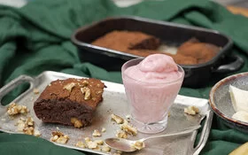 Brownies mit Banane, Datteln und Nicecreme, angerichtet auf einem grünen Tischtuch, zubereitet von Felicitas Then.