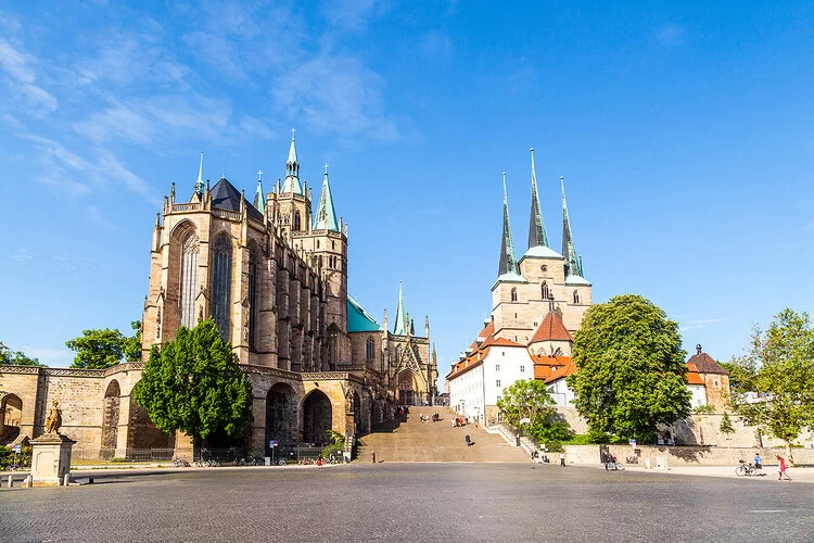 Kathedrale und Severikirche im Erfurt an einem sonnigen Tag.