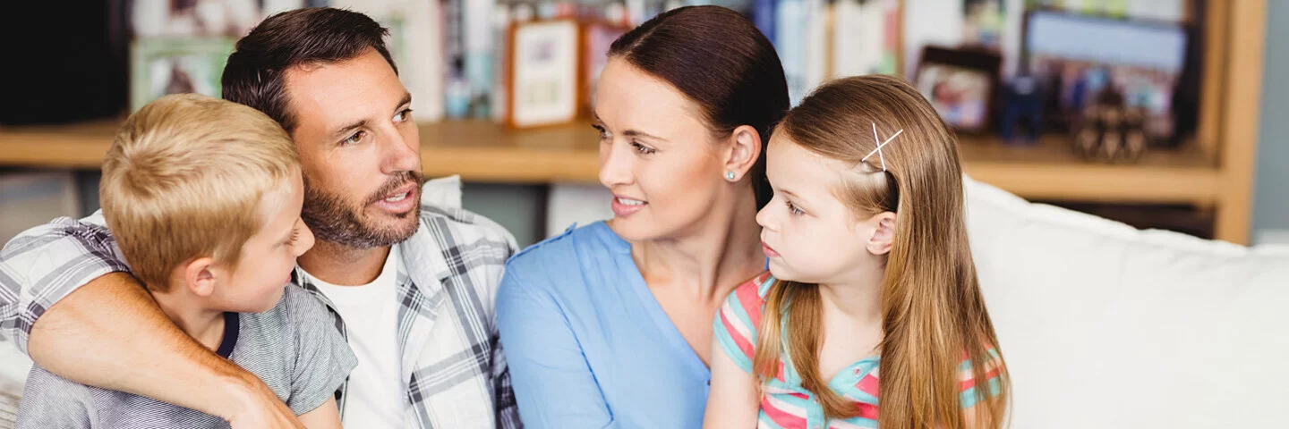 Ein Vater und eine Mutter besprechen eine Trennung mit ihren Kindern.