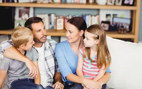 Ein Vater und eine Mutter besprechen eine Trennung mit ihren Kindern.