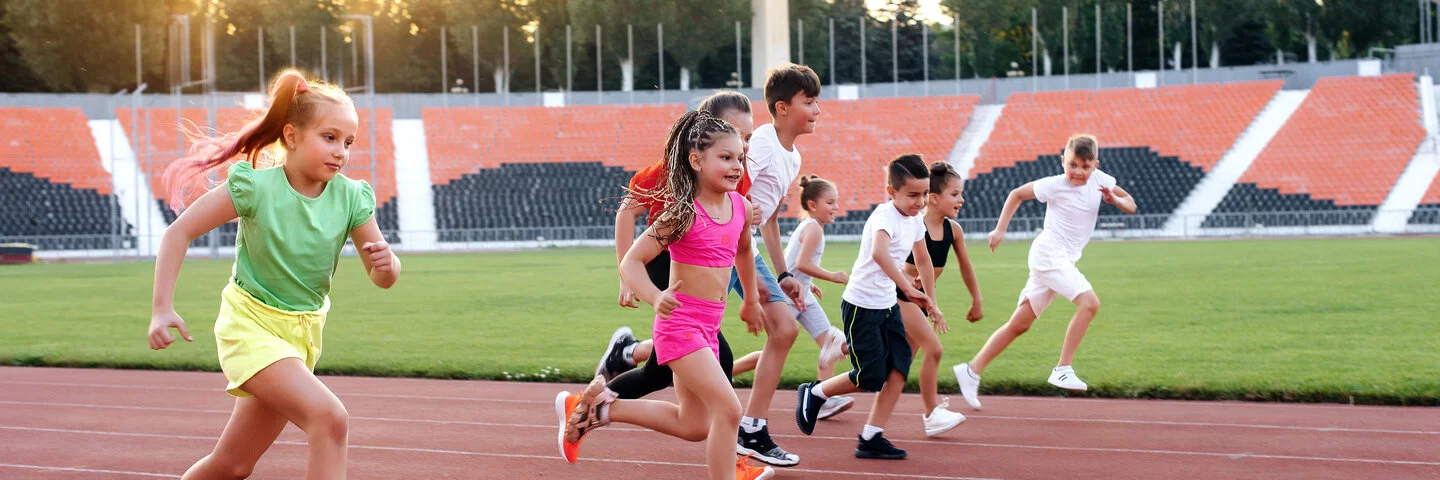 Kinder beim Laufwettbewerb im Stadion.