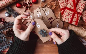 Eine Frau bastelt einen selbst gemachten Adventskalender.