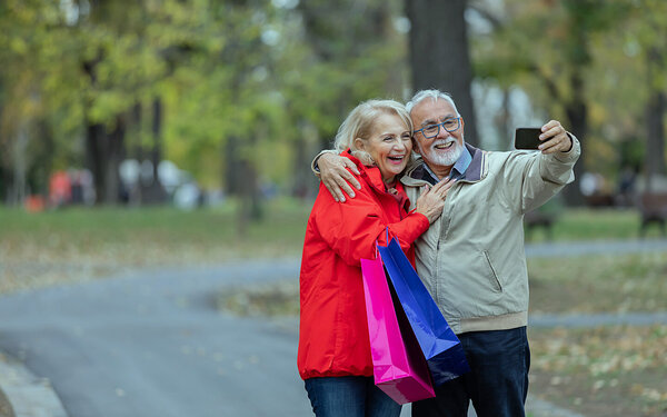 Ein älteres Ehepaar versucht, durch Freizeitaktivitäten an der frischen Luft den körperlichen Veränderungen im Alter entgegenzuwirken.