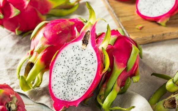 Aufgeschnittene Drachenfrucht liegt auf einer Oberfläche