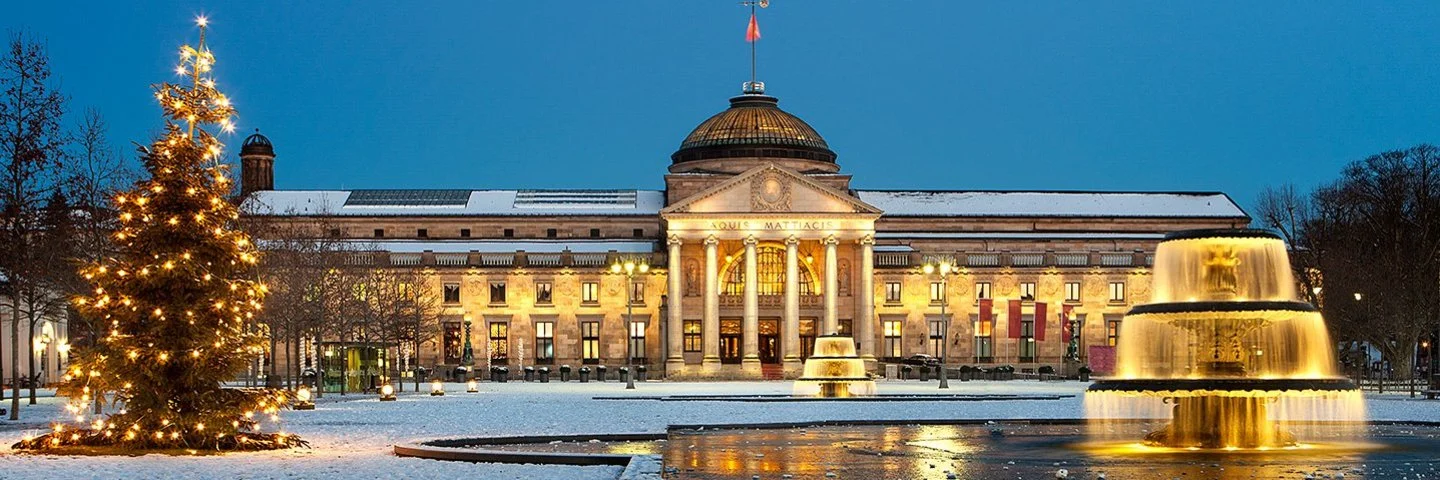 Das weihnachtliche Kurhaus Wiesbaden im Schnee in der Dämmerung