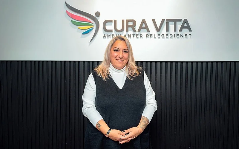 Porträt von Derya Sahin Preisträgerin des Empathie-Awards Pflege, Mitarbeiterin im sozialen/pflegerischen Umfeld in Neu-Isenburg, steht für tatkräftige Unterstützung jenseits klassischer Pflegeaufgaben.