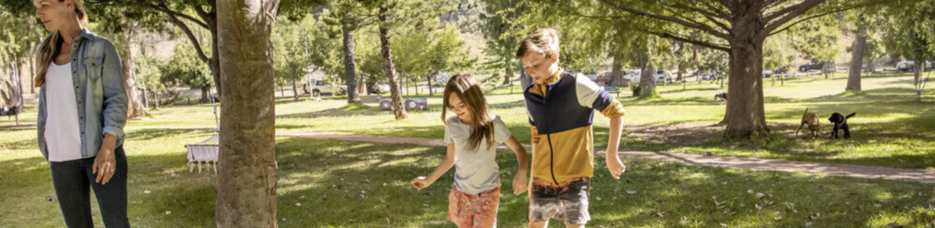 Mädchen und Junge spielen Fußball im Park. Mit dem AOK-Kinderbonus können sie bei der Teilnahme an Gesundheitskursen Punkte sammeln und eine Prämie erhalten.