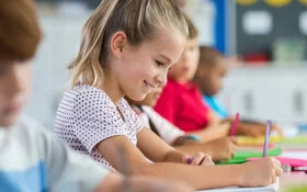 Kinder lernen gemeinsam in der Schulklasse, Lerntipps können ihnen dabei helfen.