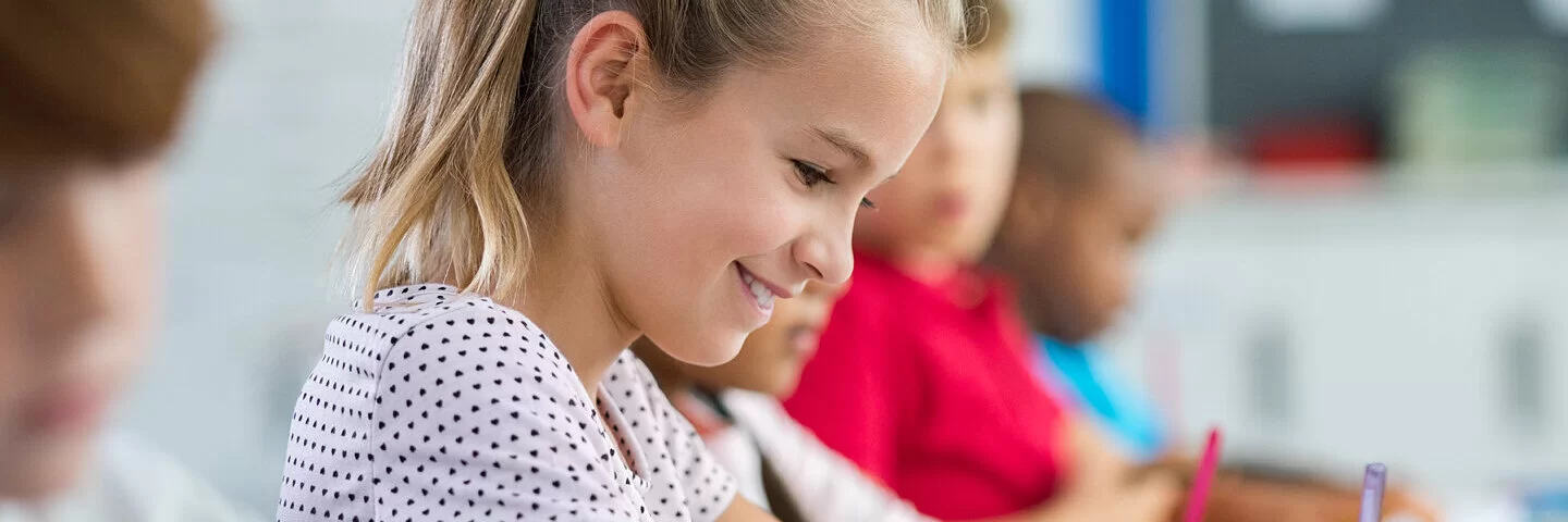 Kinder lernen gemeinsam in der Schulklasse, Lerntipps können ihnen dabei helfen.