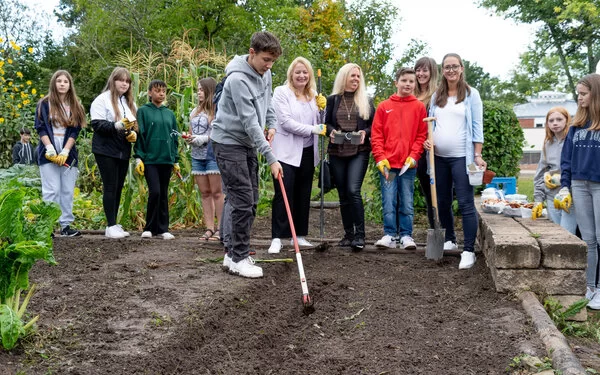 Schüler der Gemeinschaftsschule Gersheim arbeiten im Zuge der GemüseAckerdemie auf einem Feld.