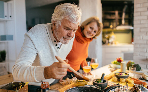 Älteres Paar setzt auf Schonkost und kocht gemeinsam.