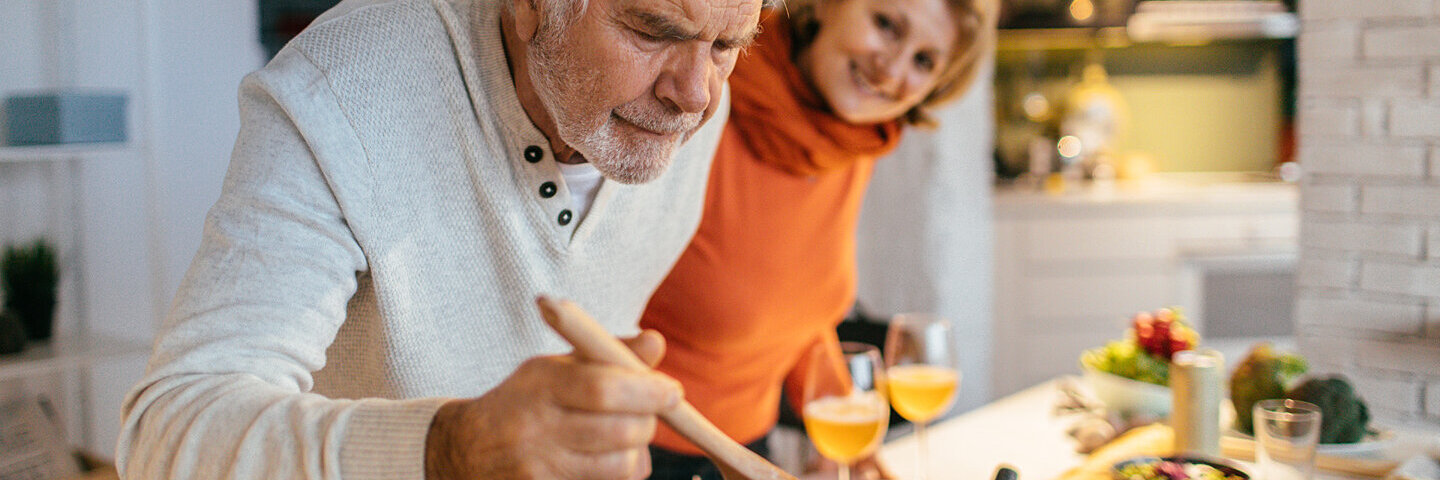 Älteres Paar setzt auf Schonkost und kocht gemeinsam.
