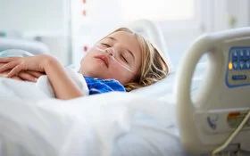 Junges Mädchen liegt mit Diphtherie im Krankenhaus und muss mit Sauerstoff versorgt werden.