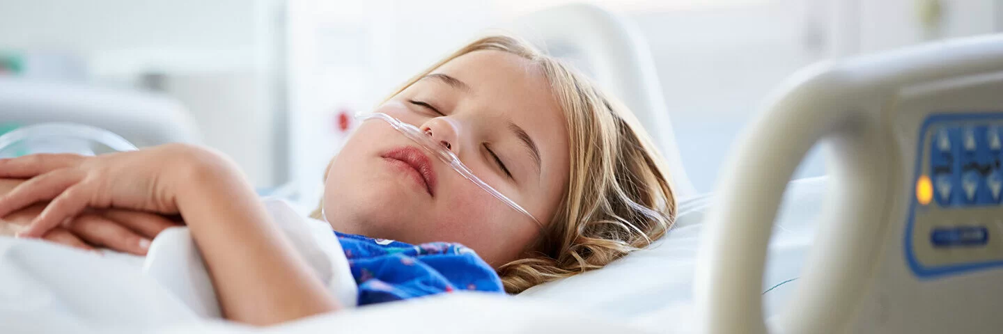 Junges Mädchen liegt mit Diphtherie im Krankenhaus und muss mit Sauerstoff versorgt werden.