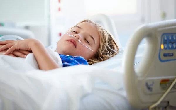 Junges Mädchen liegt mit Diphtherie im Krankenhaus und muss mit Sauerstoff versorgt werden.