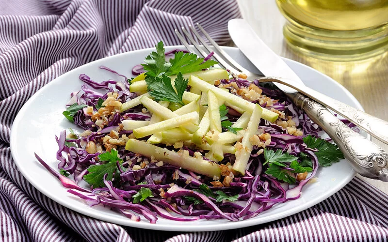 Geschnittener Rotkohl für einen Salat.